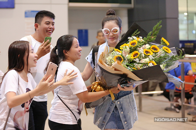tro-ve-tu-lhp-cannes-ly-nha-ky-duoc-fan-vay-quanh-o-san-bay-3