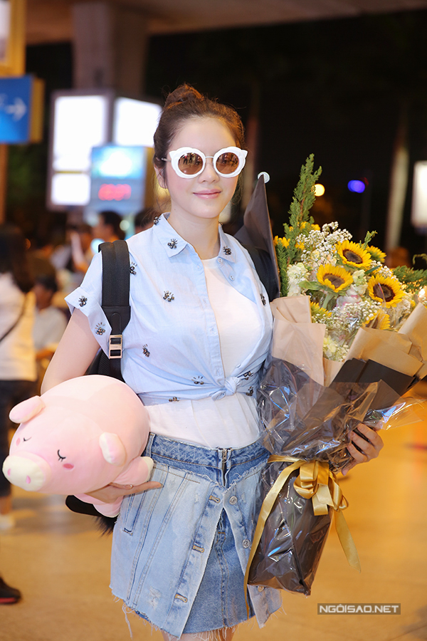 tro-ve-tu-lhp-cannes-ly-nha-ky-duoc-fan-vay-quanh-o-san-bay-8