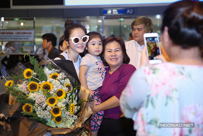 tro-ve-tu-lhp-cannes-ly-nha-ky-duoc-fan-vay-quanh-o-san-bay-6
