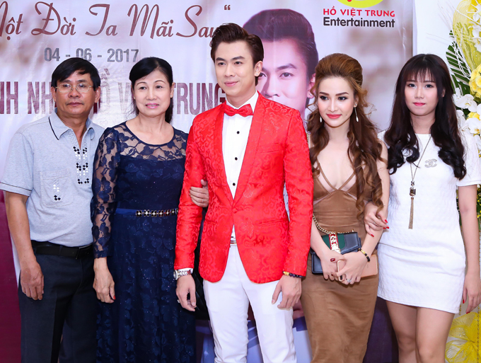 a-quan-hay-nghe-toi-hat-ho-viet-trung-khoe-ban-gai-xinh-dep-sexy-2