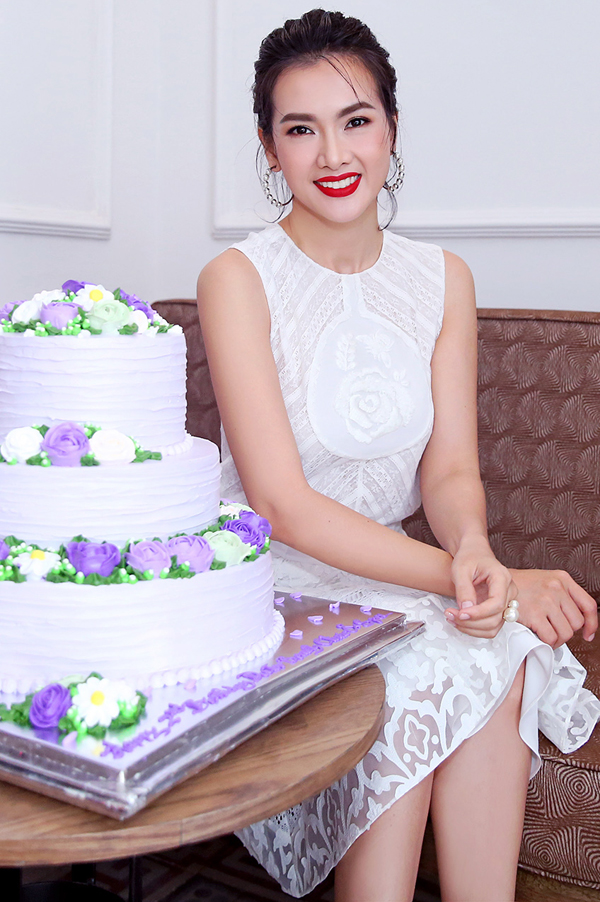 trang-nhung-cung-ong-xa-va-chau-gai-xinh-dep-toi-chuc-mung-anh-thu-5