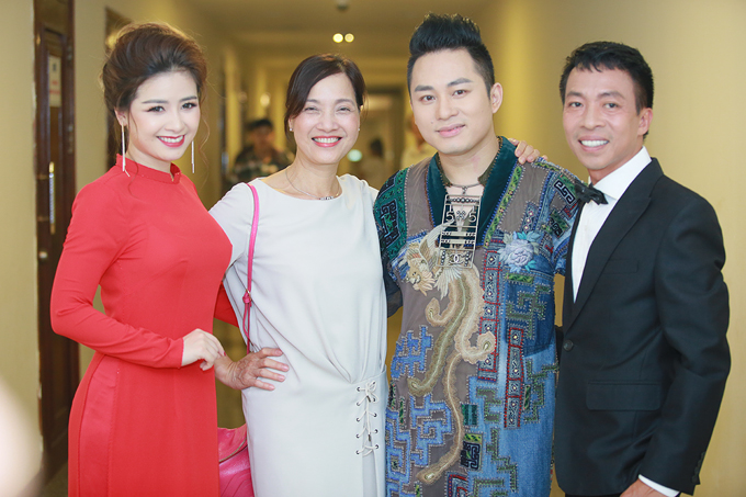 mc-thao-van-va-ban-gai-cong-ly-vui-ve-hoi-ngo-9