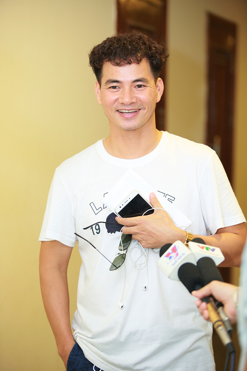 mc-thao-van-va-ban-gai-cong-ly-vui-ve-hoi-ngo-7