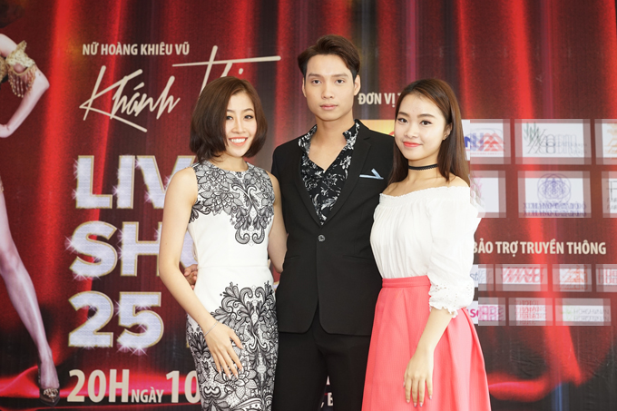 vo-chong-khanh-thi-trao-nhau-anh-mat-tinh-tu-6
