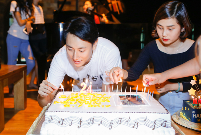 rocker-nguyen-hanh-phuc-don-sinh-nhat-cung-fan-tren-phim-truong-2