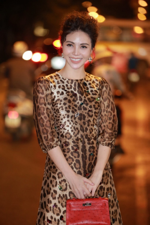 a-hau-huyen-my-xinh-tuoi-tham-du-khai-truong-nha-hang-6