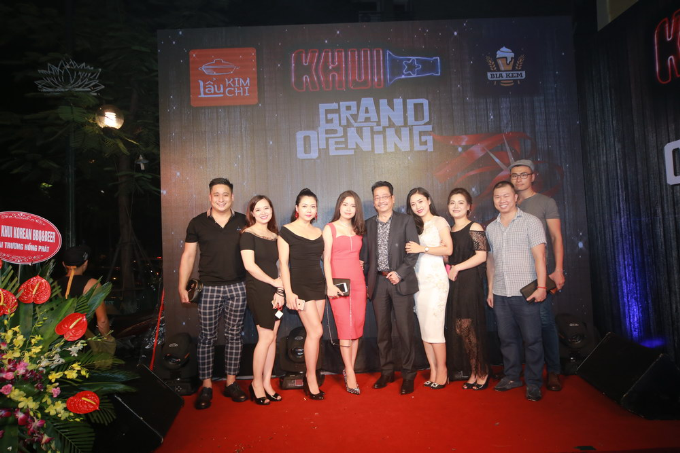 a-hau-huyen-my-xinh-tuoi-tham-du-khai-truong-nha-hang-10