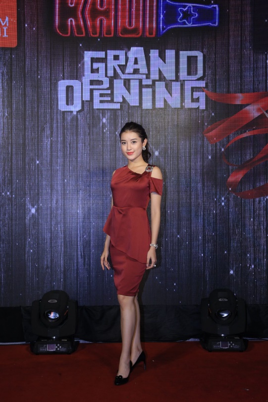 a-hau-huyen-my-xinh-tuoi-tham-du-khai-truong-nha-hang-2