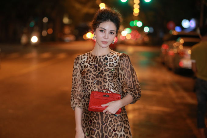 a-hau-huyen-my-xinh-tuoi-tham-du-khai-truong-nha-hang-5