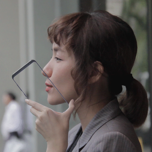 Nụ hôn gió đáng yêu của Phương Ly như một lời cám ơn gửi tới người hâm mộ. Hot girl thích thú với hình trái tim được lan tỏa sinh động. Người đẹp cho biết mình tạo bức ảnh này trên Galaxy S8.