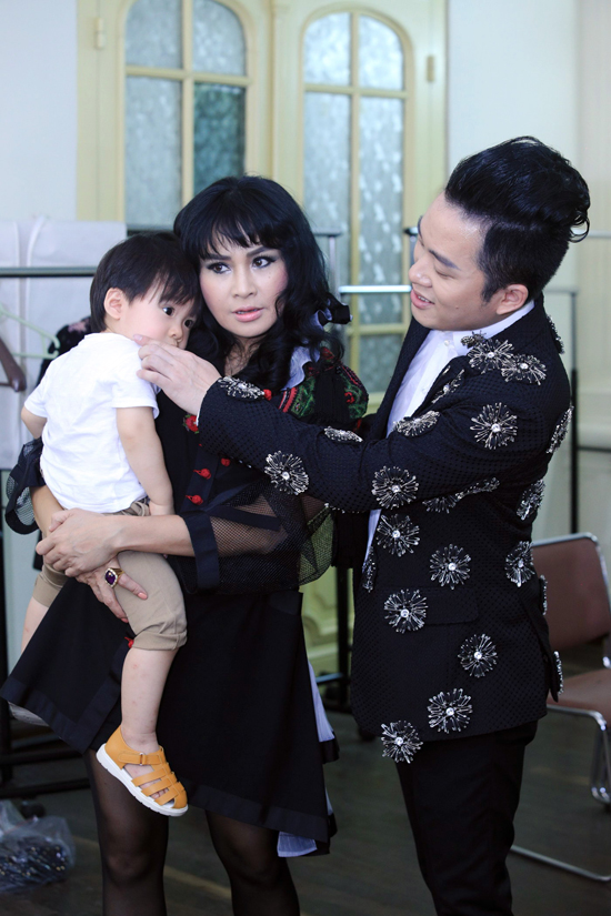 con-trai-tung-duong-bam-riet-lay-bo-o-hau-truong-show-dien-8