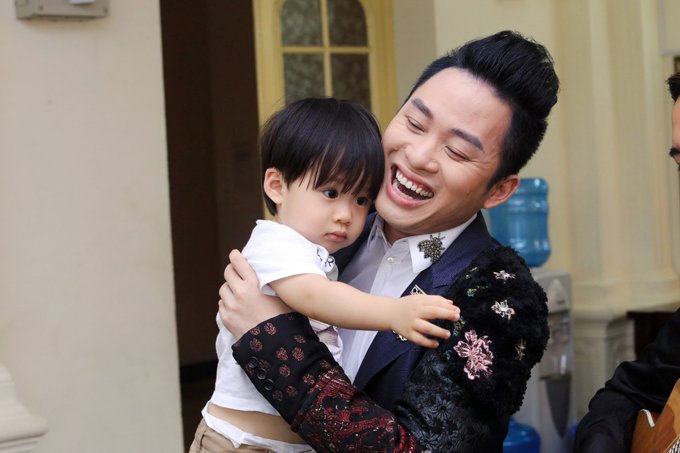 con-trai-tung-duong-bam-riet-lay-bo-o-hau-truong-show-dien-4