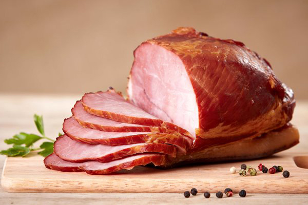 Nạp quá nhiều thực phẩm hun khói ảnh hưởng không nhỏ tới sức khỏe và làn da.