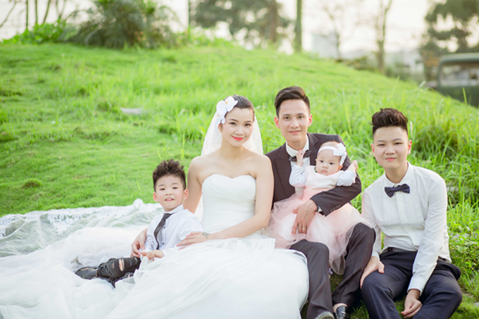 Vợ chồng Hạ Vy chụp ảnh kỷ niệm 15 năm ngày cưới cùng các con.