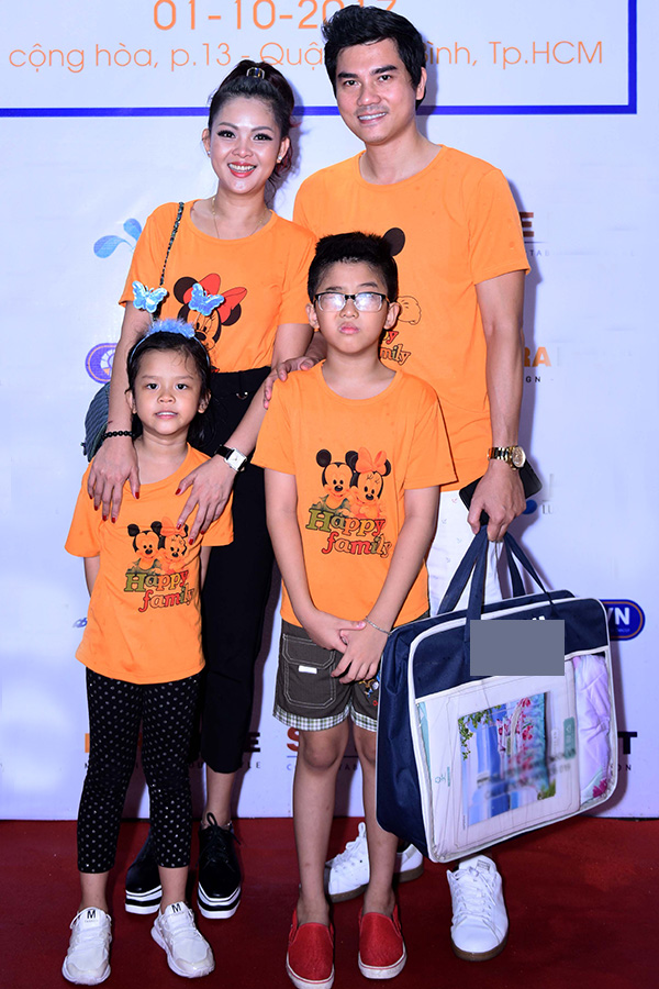 gia-dinh-thanh-duoc-mac-dong-phuc-di-su-kien-cuoi-tuan