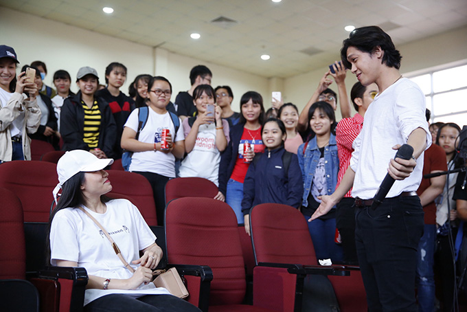 vo-cu-lam-vinh-hai-om-mat-khi-duoc-hien-sen-to-tinh-5