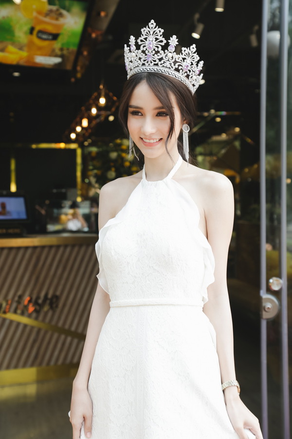 hoa-hau-chuyen-gioi-thai-lan-2017-dep-khong-ty-vet-khi-du-event-o-viet-nam-1