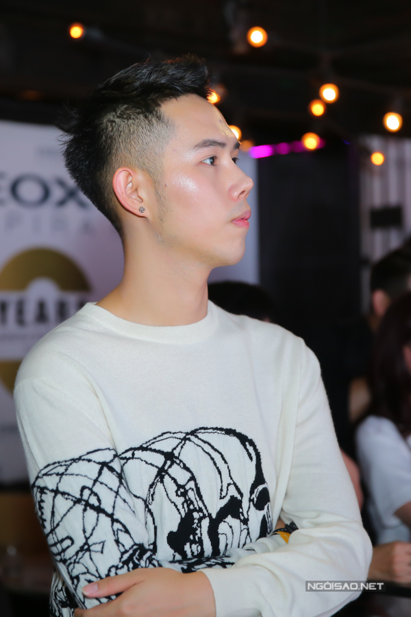 vo-hoang-yen-mac-mat-me-khoe-vong-1-khi-di-lam-dj-su-kien-9