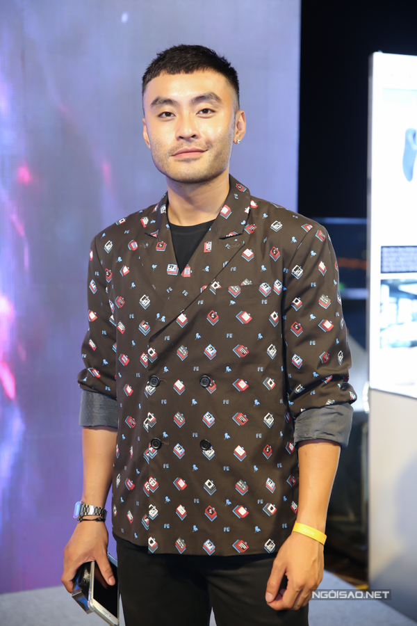 vo-hoang-yen-mac-mat-me-khoe-vong-1-khi-di-lam-dj-su-kien-7