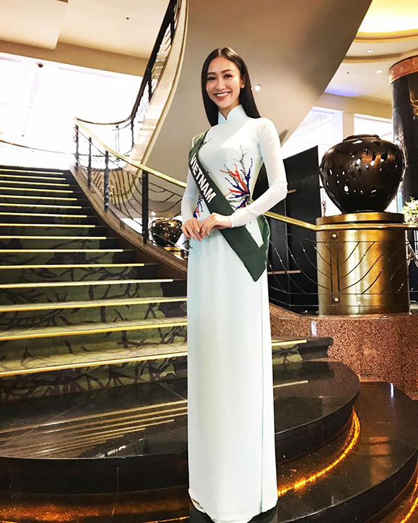 ha-thu-tra-loi-phong-van-cua-giam-khao-miss-earth-troi-chay-bang-tieng-anh