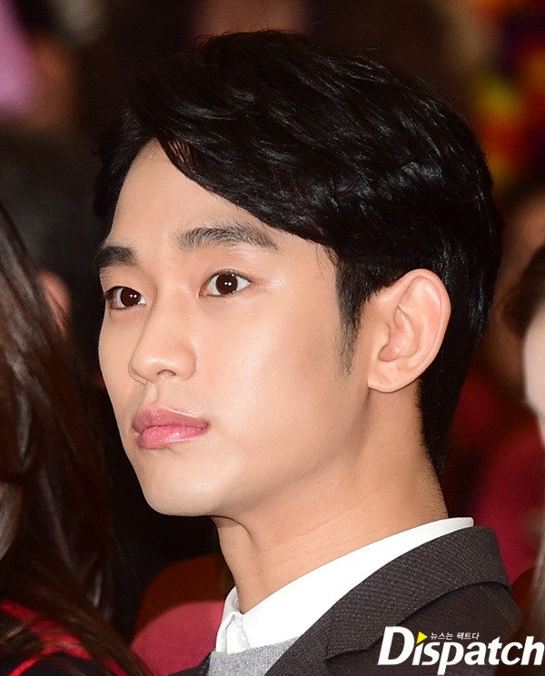 Kim Soo Hyun là fan của các loại mặt nạ dưỡng da. Mỗi khi không thể ngủ đủ giấc, anh chàng sẽ đắp mặt nạ để bổ sung dưỡng chất cho da, giúp da không bị xỉn màu.