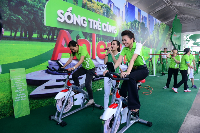 my-linh-treo-day-thanh-hang-dap-xe-tai-su-kien-ngoai-troi