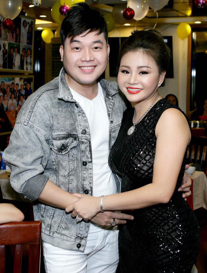 vo-chong-tran-thanh-phi-thanh-van-du-tiec-sinh-nhat-nghe-si-le-giang-8