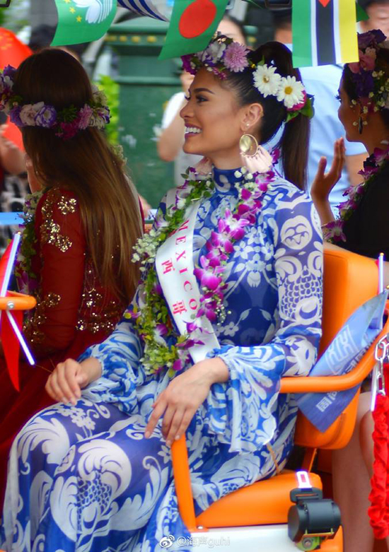 do-my-linh-va-cac-thi-sinh-miss-world-long-lay-tren-duong-pho-tam-a-12