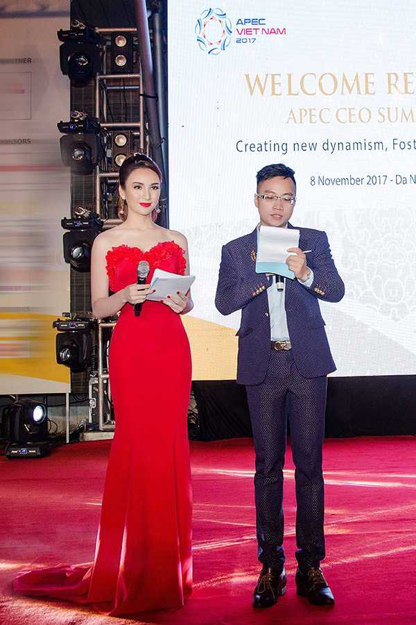 hoa-hau-ngoc-diem-mac-dam-ho-vai-va-lung-lam-mc-su-kien-chao-mung-apec-4