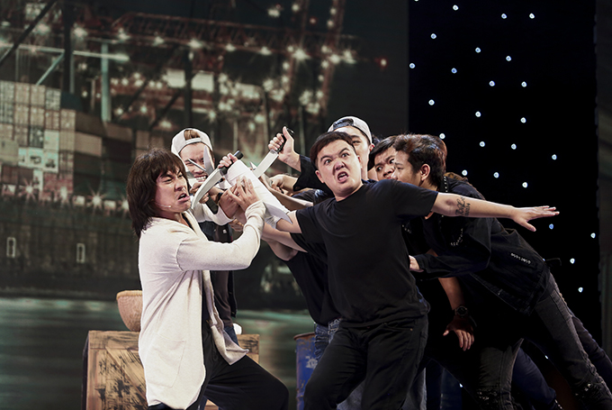 kieu-minh-tuan-bien-hoa-voi-nhieu-hinh-tuong-trong-liveshow-8