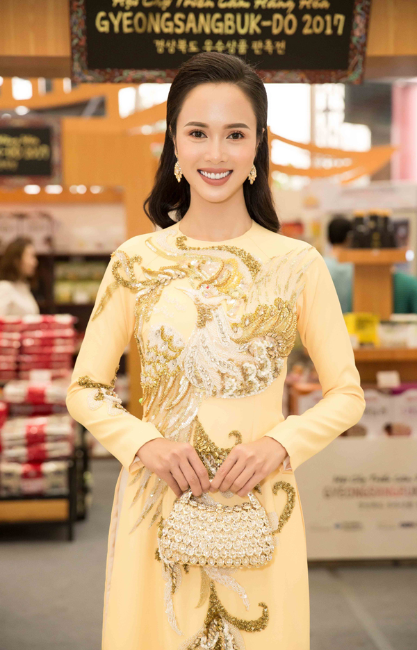 vu-ngoc-anh-dien-ao-dai-du-le-hoi-van-hoa-viet-han-1