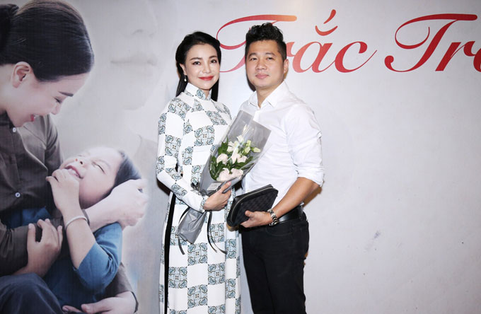 phi-thanh-van-cham-soc-tra-ngoc-hang-trong-su-kien-3