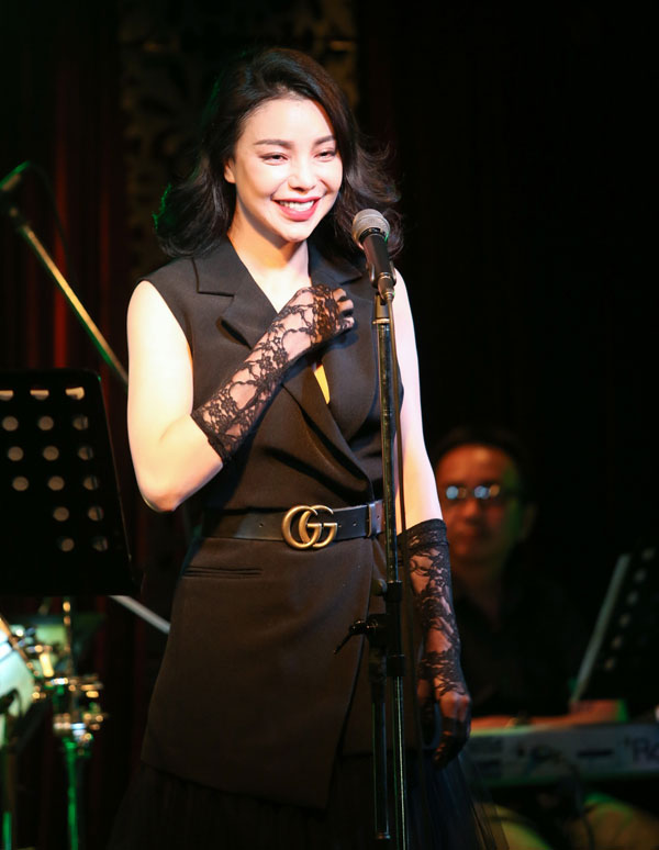 phi-thanh-van-cham-soc-tra-ngoc-hang-trong-su-kien-6