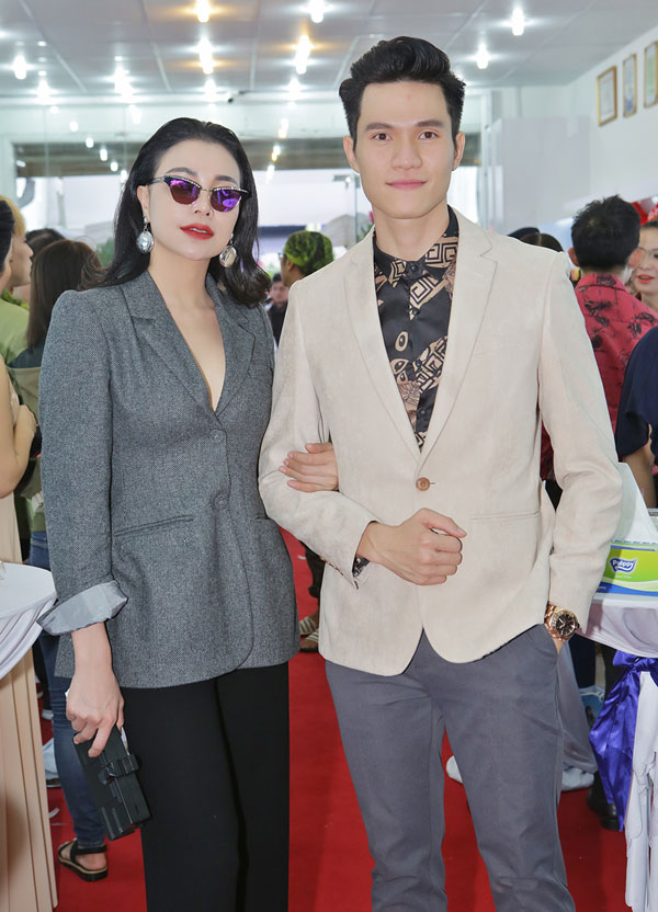 le-giang-khoe-nhan-sac-sau-dao-keo-ben-nguyen-vu-6