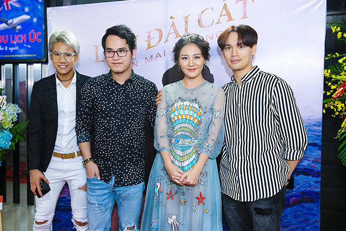 van-mai-huong-cuoi-tuoi-khi-tinh-cu-le-hieu-den-chuc-mung-ra-mat-mv-5