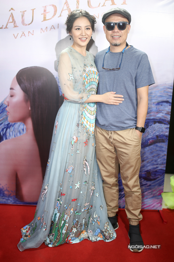 van-mai-huong-cuoi-tuoi-khi-tinh-cu-le-hieu-den-chuc-mung-ra-mat-mv-11