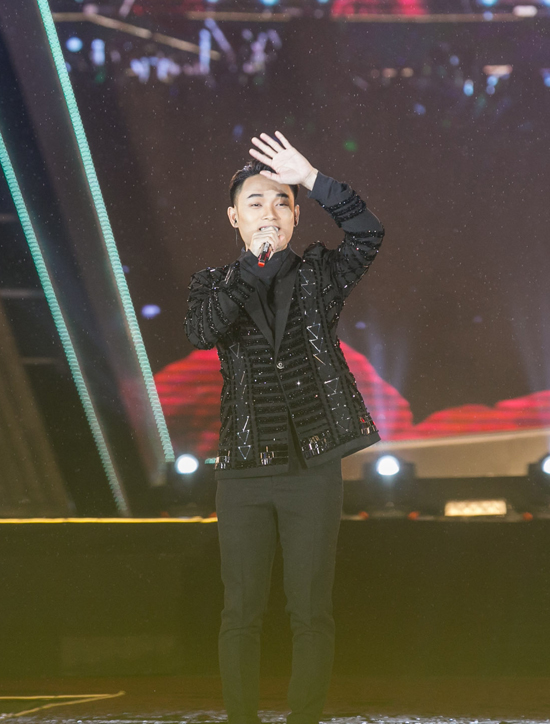 rocker-nguyen-bat-ngo-hon-tay-lan-khue-tren-san-khau-10