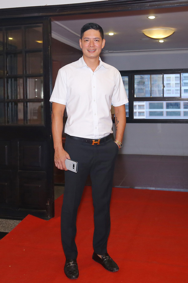 khan-gia-nu-vay-quanh-binh-minh-khi-anh-di-su-kien-mot-minh