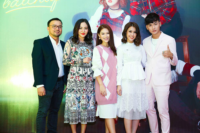 ngoc-thanh-tam-nep-sat-vao-ban-dien-hoai-lam-2