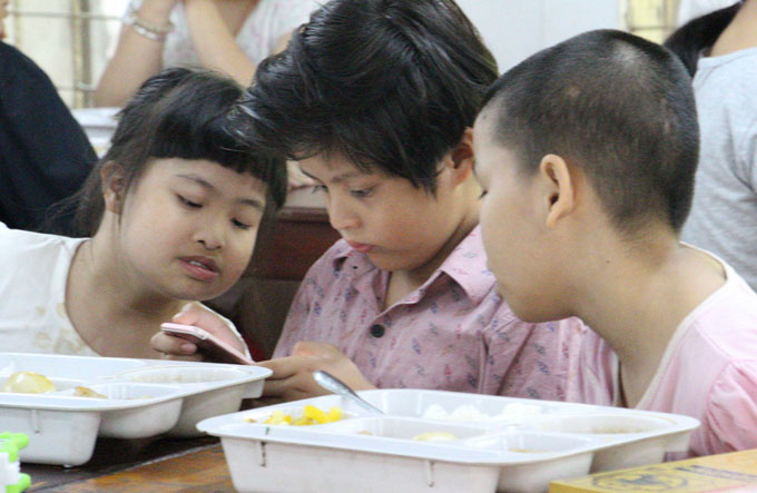 con-trai-thanh-thuy-an-com-chung-voi-tre-mo-coi-3