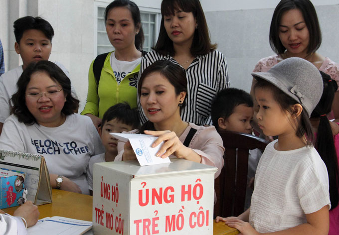con-trai-thanh-thuy-an-com-chung-voi-tre-mo-coi-6