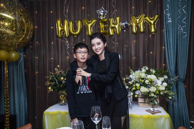 huyen-my-don-sinh-nhat-tuoi-22-ben-gia-dinh-1