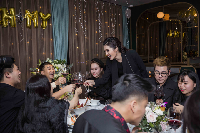 huyen-my-don-sinh-nhat-tuoi-22-ben-gia-dinh-5
