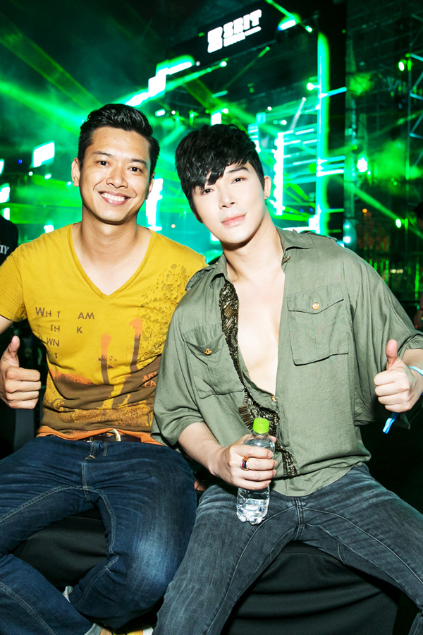 nathan-lee-cung-dan-ca-si-nu-di-xem-dj-armin-van-buuren-bieu-dien-5