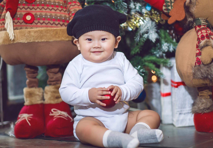 khanh-hien-chup-anh-ky-niem-mua-giang-sinh-dau-tien-ben-con-trai-5