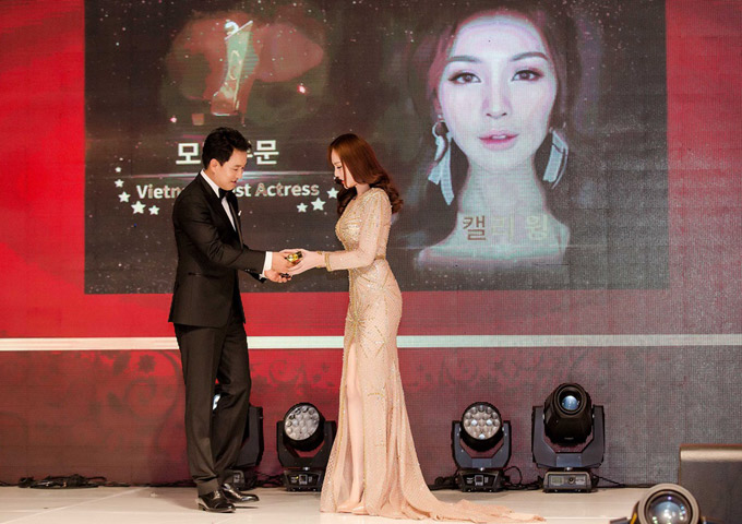 Kelly được trao giải Best Model Award. 