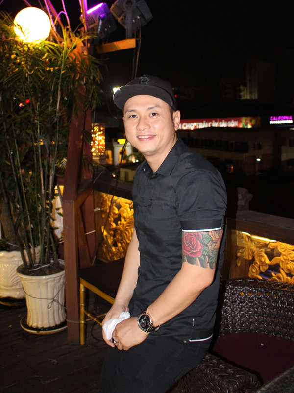 Ca sĩ Hàn Thái Tú hào hứng dự tiệc trên nhà hàng nổi.