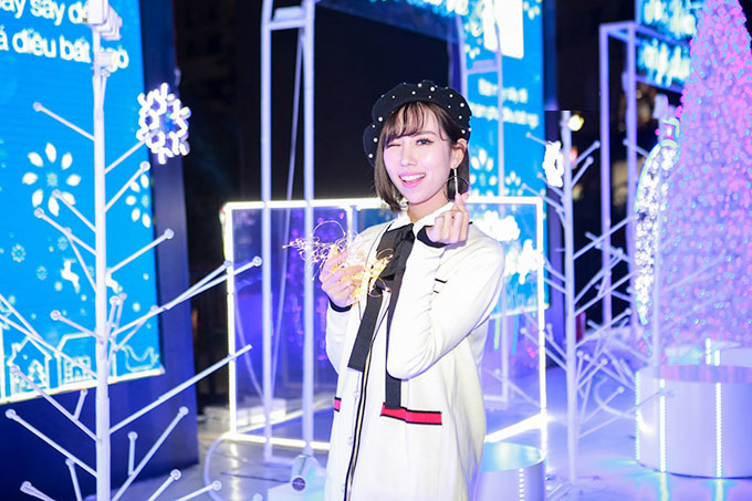 Thưởng lãm không gian ngập tràn ánh sang của Dove City of Lights, Hhai giọng ca MIN trẻ tạo dáng nhí nhảnh, xì tin