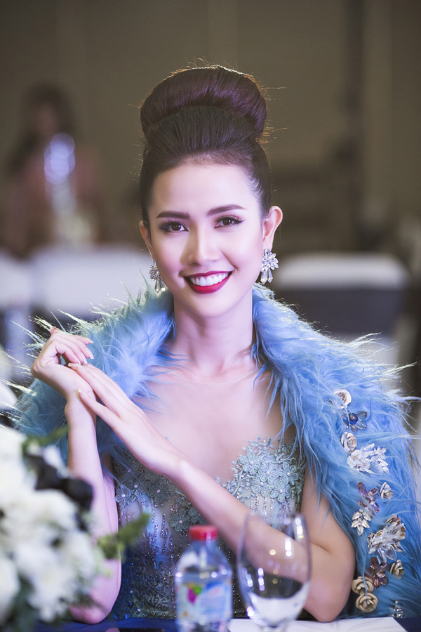 Phan Thị Mơ từ chối nói về chuyện tình cảm, chỉ chia sẻ về công việc.