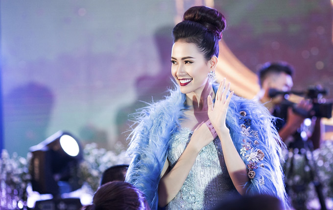 Ngoài đóng phim, cô đang làm host chương trình Cây cọ vàng. 
